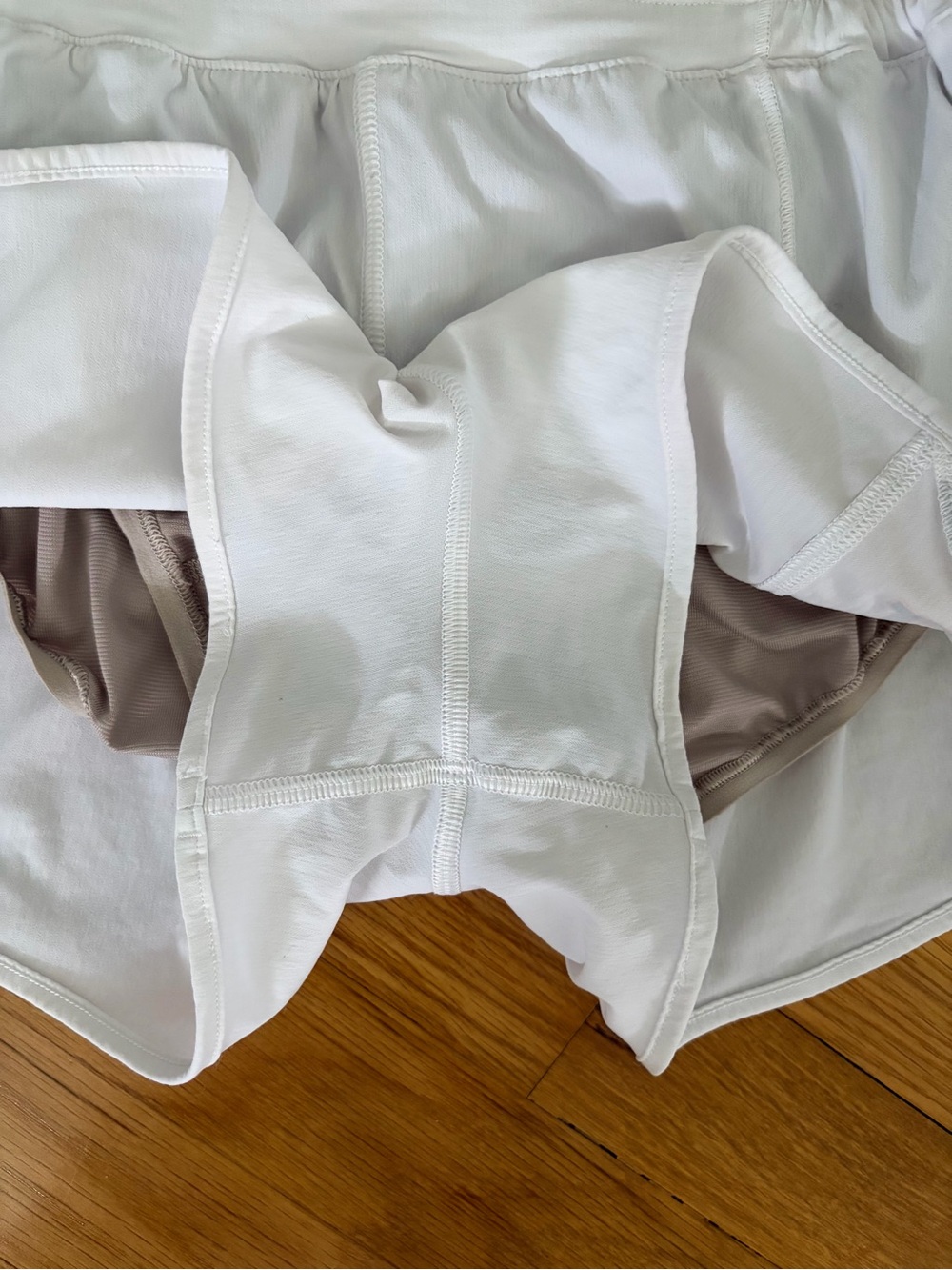 Lululemon Hotty Hot Shorts University of Tennessee white HR 2.5” size 2 - Picture 4 of 5